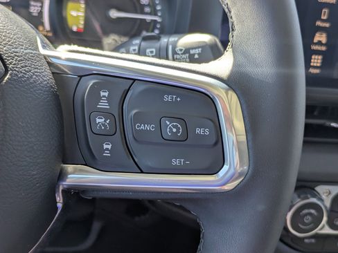 Used 2025 Jeep Wrangler Unlimited Sahara AWD/4WD image 17