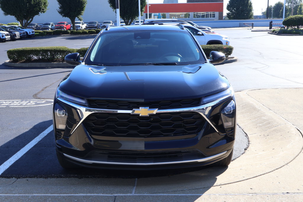Used 2025 Chevrolet Trax LT FWD image 2