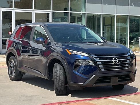 Used 2025 Nissan Rogue SV FWD image 3