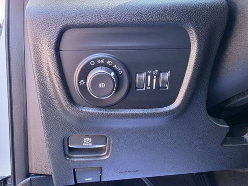 Used 2023 Jeep Grand Cherokee Limited w/ Black Appearance Package AWD/4WD image 24