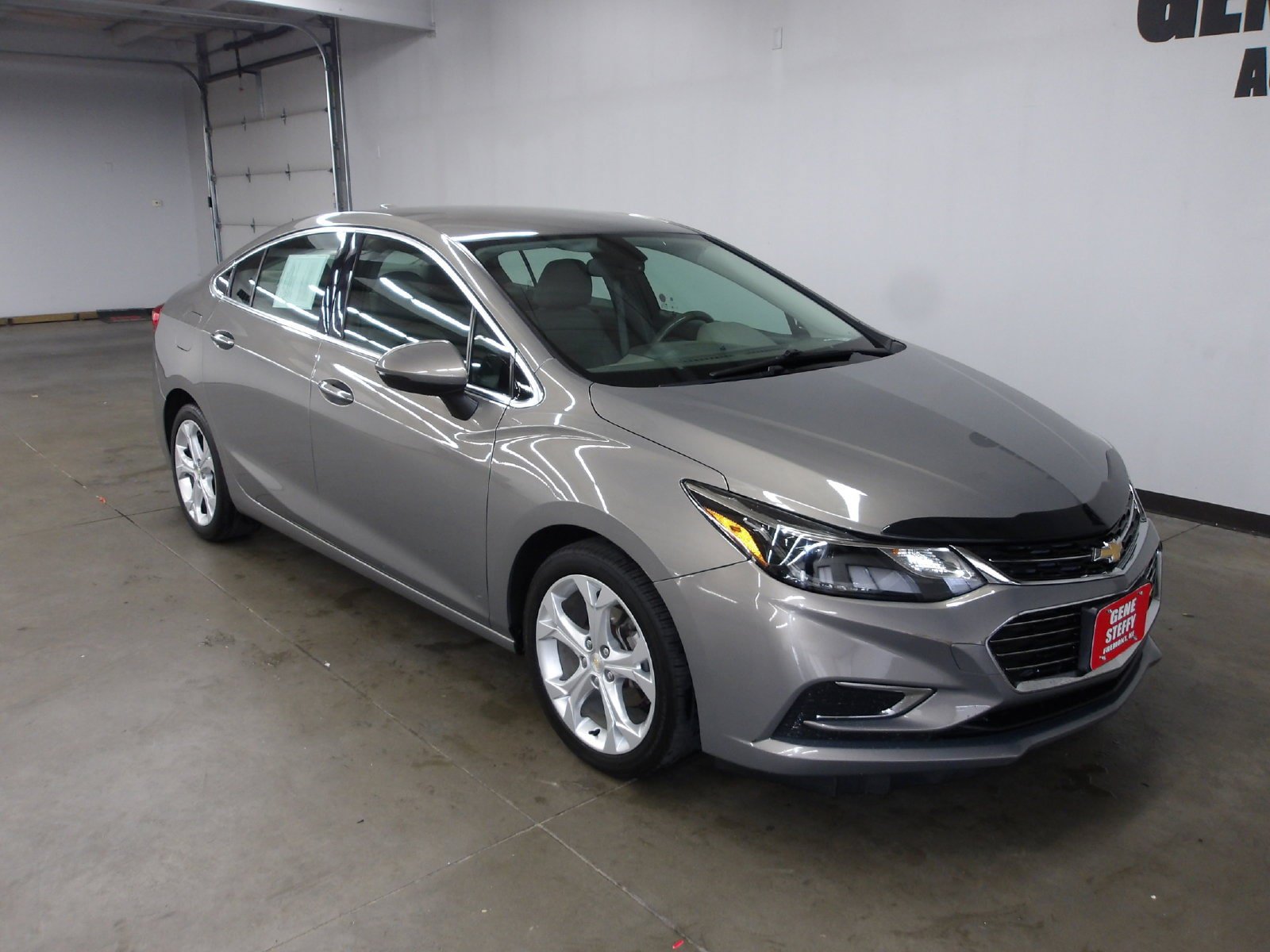 Used 2017 Chevrolet Cruze Premier w/ Premier Convenience Package FWD image 4