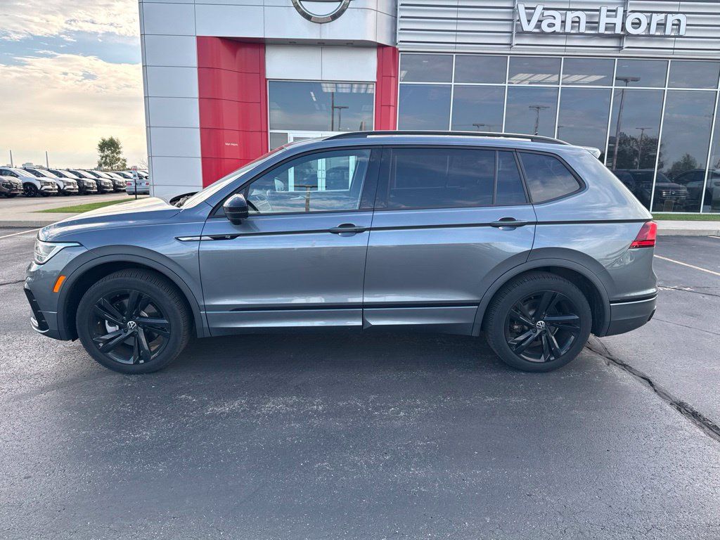 Used 2024 Volkswagen Tiguan SE R-Line w/ MDO Package, Two-Row AWD/4WD image 11
