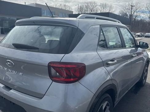 Used 2024 Hyundai Venue SEL image 9
