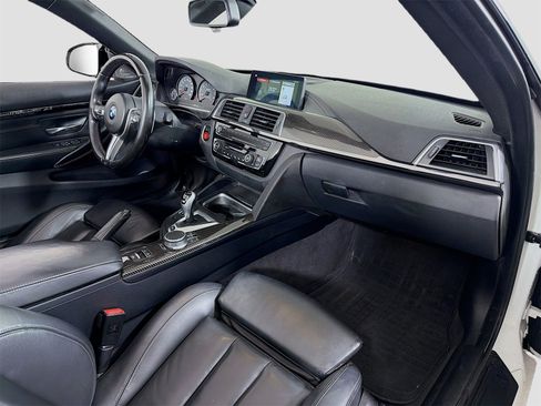 Used 2020 BMW M4 Convertible image 31