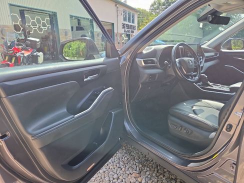 Used 2021 Toyota Highlander XLE AWD/4WD image 17