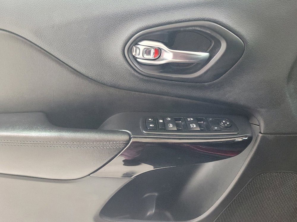 Used 2019 Jeep Cherokee Latitude Plus FWD image 27