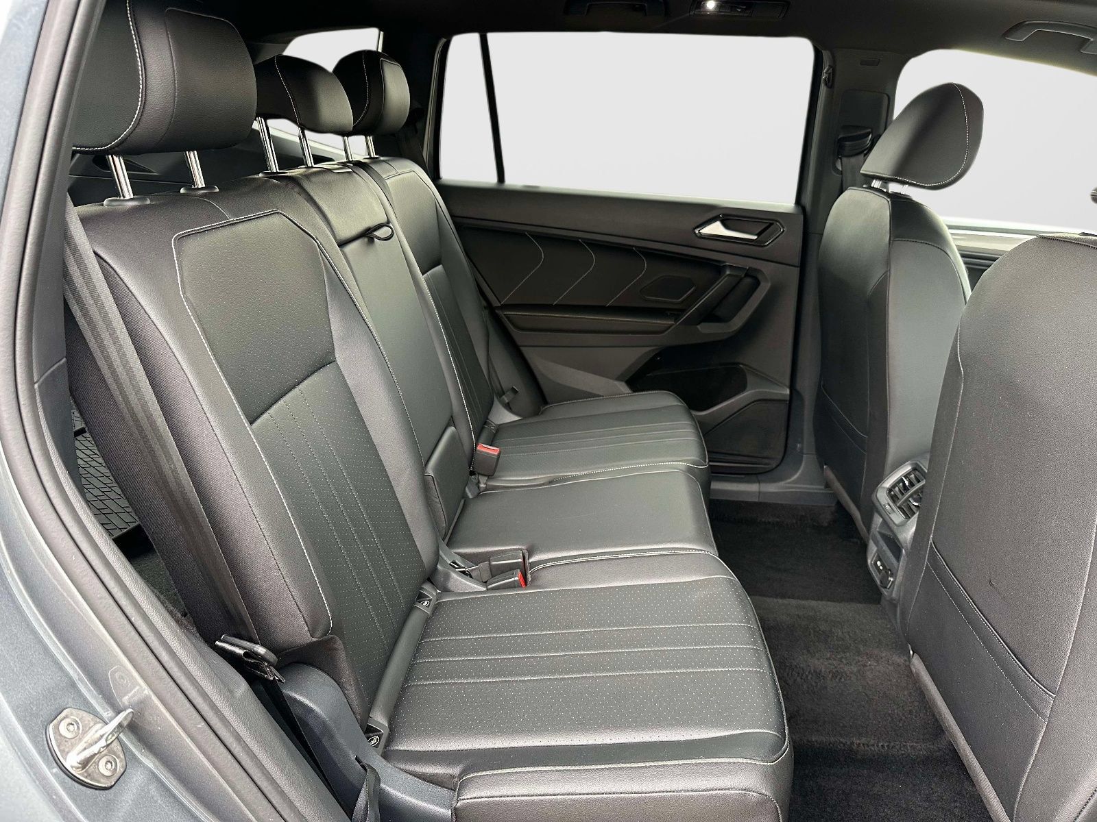 Certified 2024 Volkswagen Tiguan SE R-Line AWD/4WD image 11