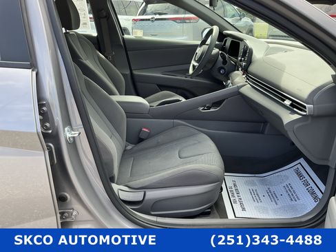 Used 2025 Hyundai Elantra SE FWD image 13