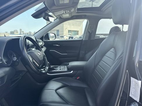 Used 2021 Toyota Highlander XLE image 26