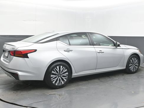 Used 2024 Nissan Altima 2.5 SV FWD image 7