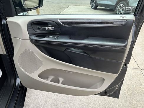 Used 2013 Chrysler Town & Country Touring FWD image 15