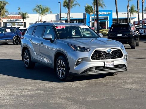Used 2023 Toyota Highlander XLE image 3