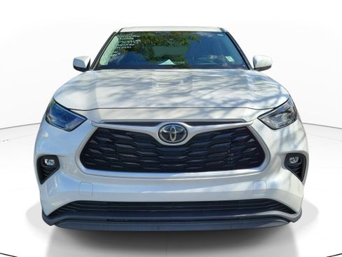 Used 2023 Toyota Highlander LE FWD image 2