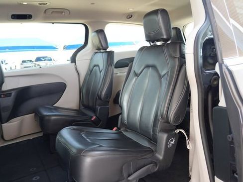 Used 2023 Chrysler Pacifica Touring-L FWD image 21