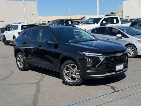 Used 2025 Chevrolet Trax LT w/ Driver Confidence Package FWD image 2