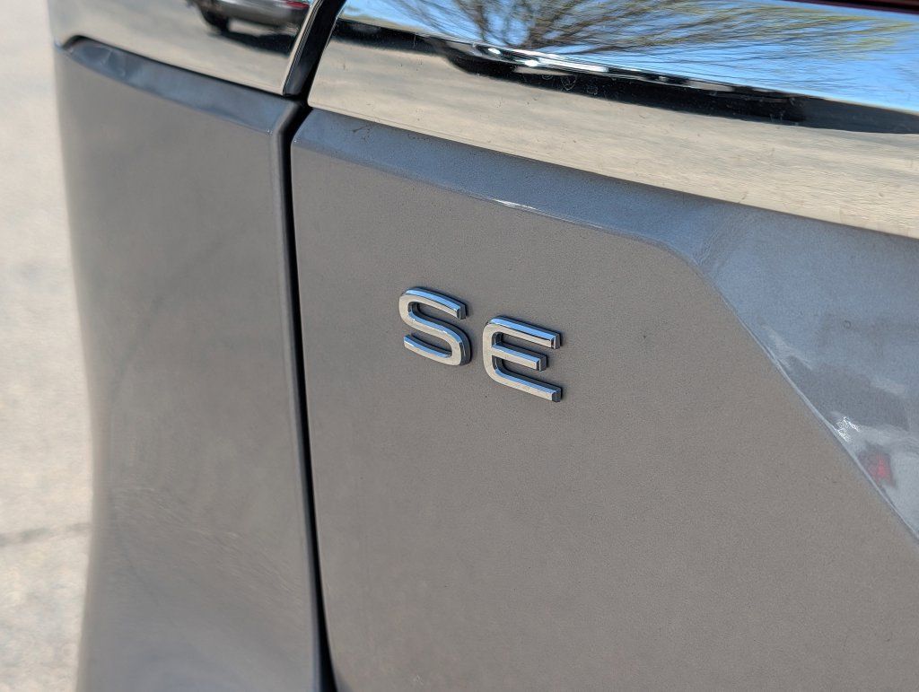 Used 2025 Volkswagen Atlas SE AWD/4WD image 13