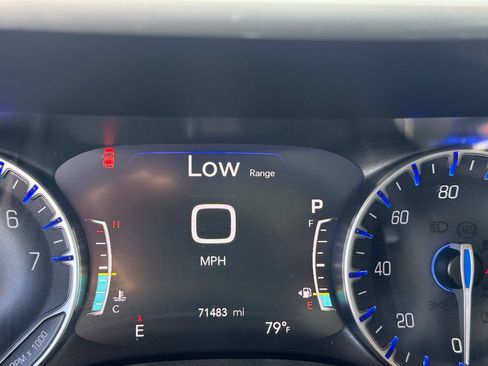 Used 2023 Chrysler Pacifica Touring-L FWD image 16