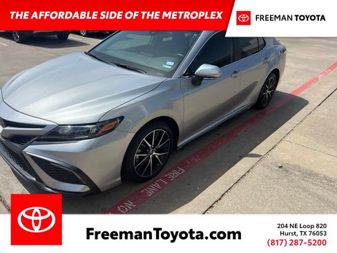 Used 2024 Toyota Camry SE FWD image 1