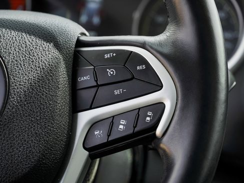 Used 2018 Jeep Cherokee Overland w/ Technology Group AWD/4WD image 35