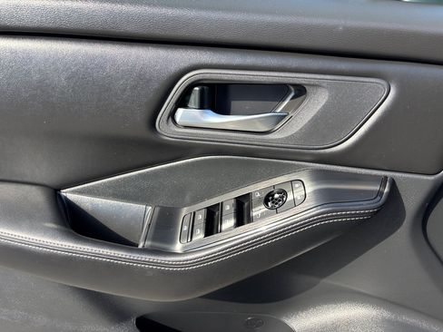 Used 2024 Nissan Rogue SV image 8