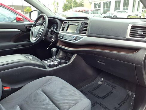 Used 2019 Toyota Highlander LE w/ Carpet Mat Package (TMS) image 14