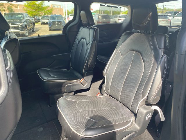 Used 2025 Chrysler Pacifica Limited FWD image 24
