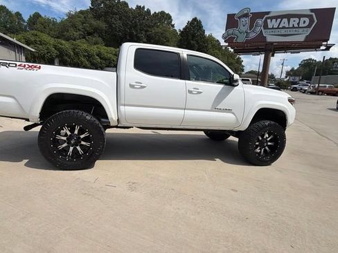 Used 2016 Toyota Tacoma TRD Sport w/ Towing Package AWD/4WD image 4