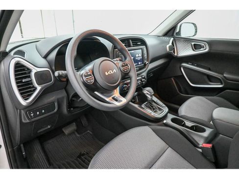 Used 2025 Kia Soul LX image 9
