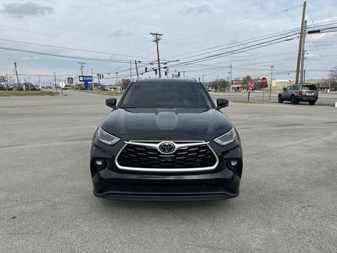 Used 2021 Toyota Highlander XLE image 2