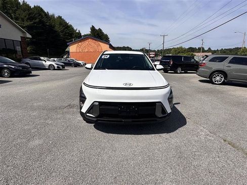 Used 2024 Hyundai Kona SEL AWD/4WD image 2
