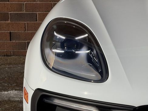 Certified 2025 Porsche Macan image 12