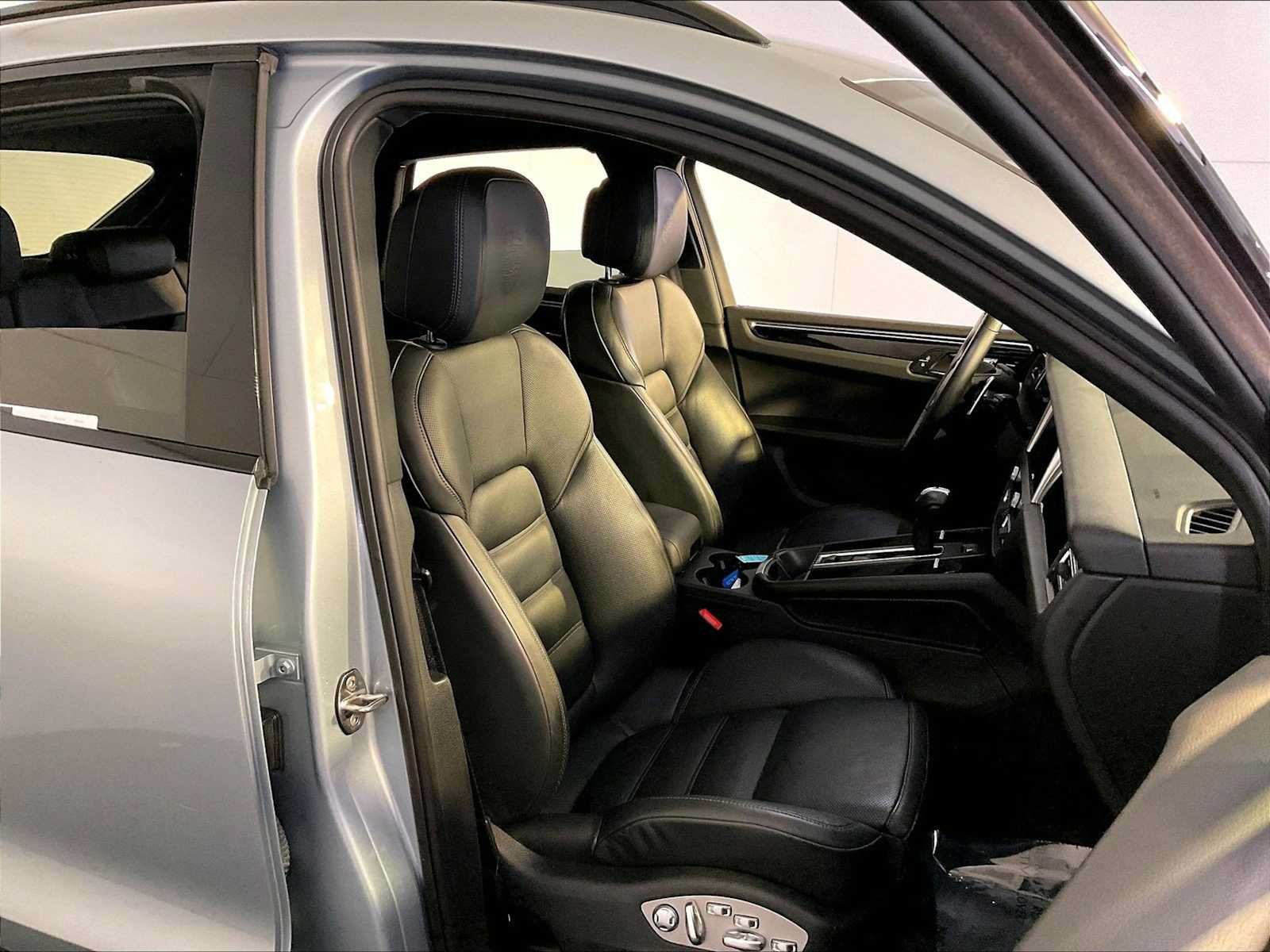 Certified 2023 Porsche Macan AWD/4WD image 18