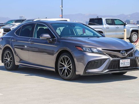 Used 2023 Toyota Camry SE FWD image 3