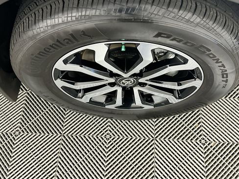 Used 2024 Toyota Corolla Cross SE image 11