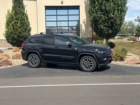 Used 2019 Jeep Grand Cherokee Trailhawk w/ Trailhawk Luxury Group AWD/4WD image 3
