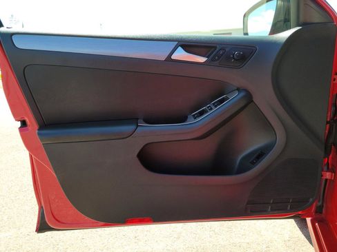 Used 2016 Volkswagen Jetta Sport image 8