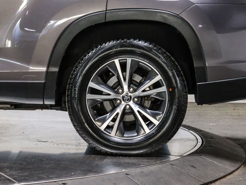 Certified 2019 Toyota Highlander Plus w/ Carpet Mat Package (TMS) FWD image 11