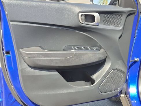 Used 2025 Hyundai Venue SEL FWD image 11