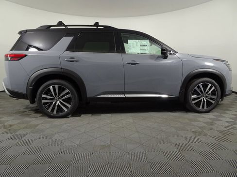 New 2025 Nissan Pathfinder Platinum image 8