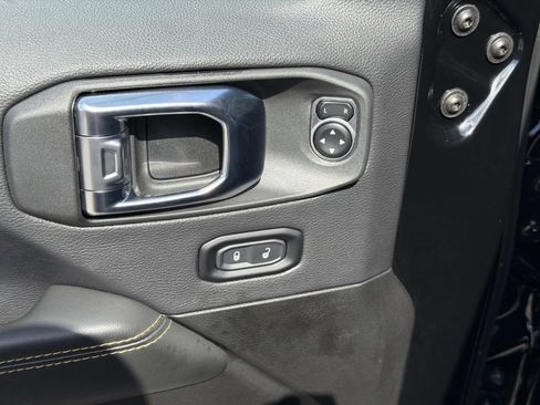 Used 2025 Jeep Wrangler Unlimited Sahara w/ Safety Group AWD/4WD image 19
