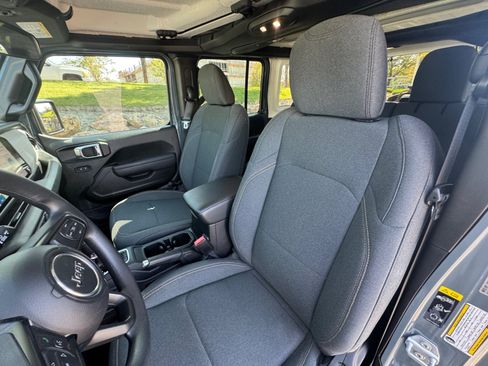 Used 2025 Jeep Wrangler Unlimited Sport AWD/4WD image 15