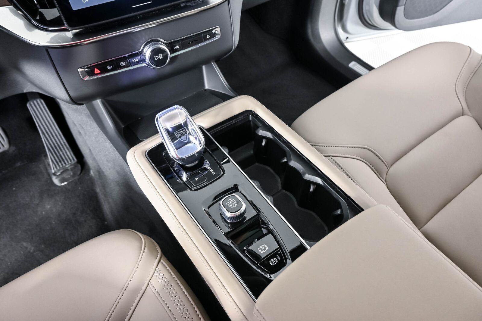Certified 2026 Volvo XC90 B6 Plus AWD/4WD image 14