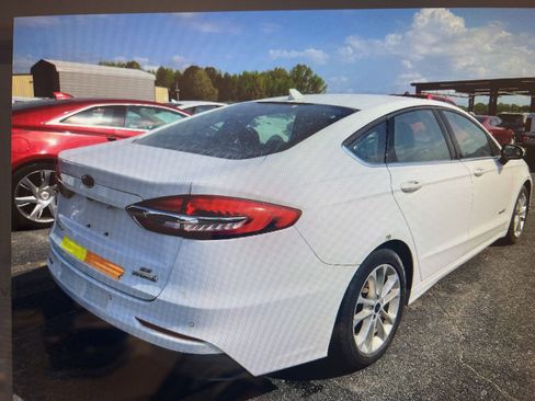 Used 2019 Ford Fusion SE image 2