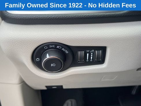 Used 2023 Chrysler Pacifica Limited FWD image 27