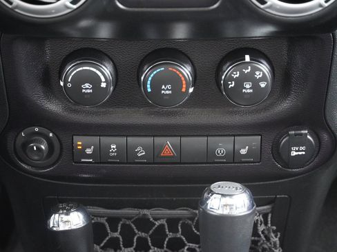 Used 2015 Jeep Wrangler Unlimited Sahara w/ Connectivity Group image 33