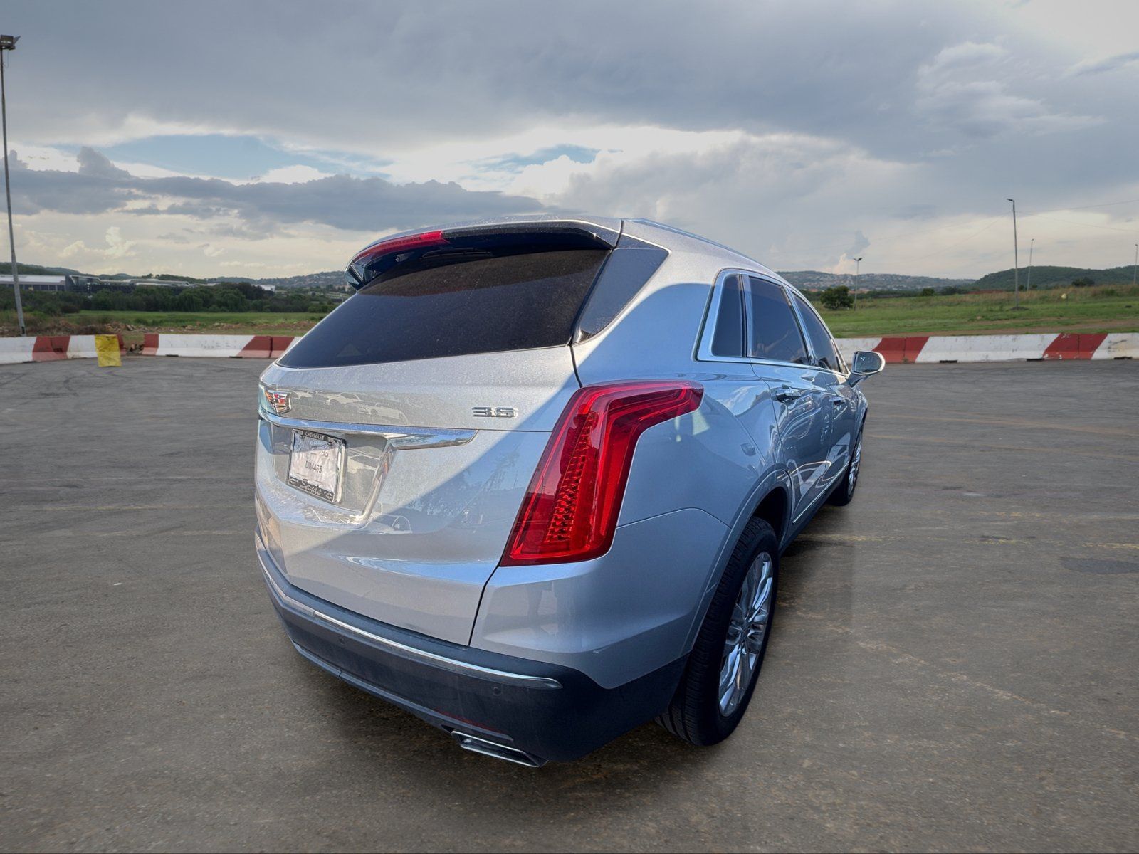 Used 2017 Cadillac XT5 Premium Luxury FWD image 3