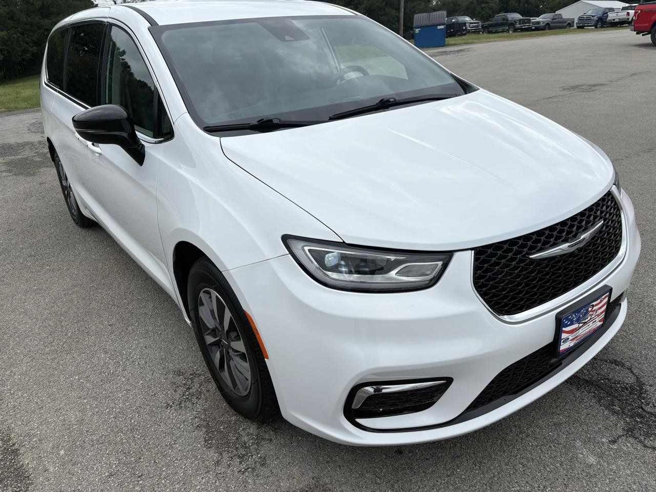 Used 2024 Chrysler Pacifica Limited FWD image 1