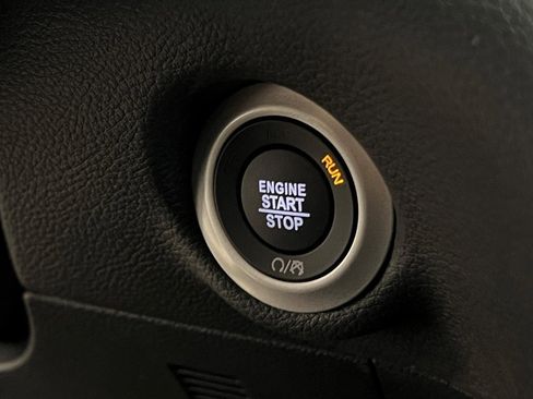 New 2025 Chrysler Pacifica Select image 24