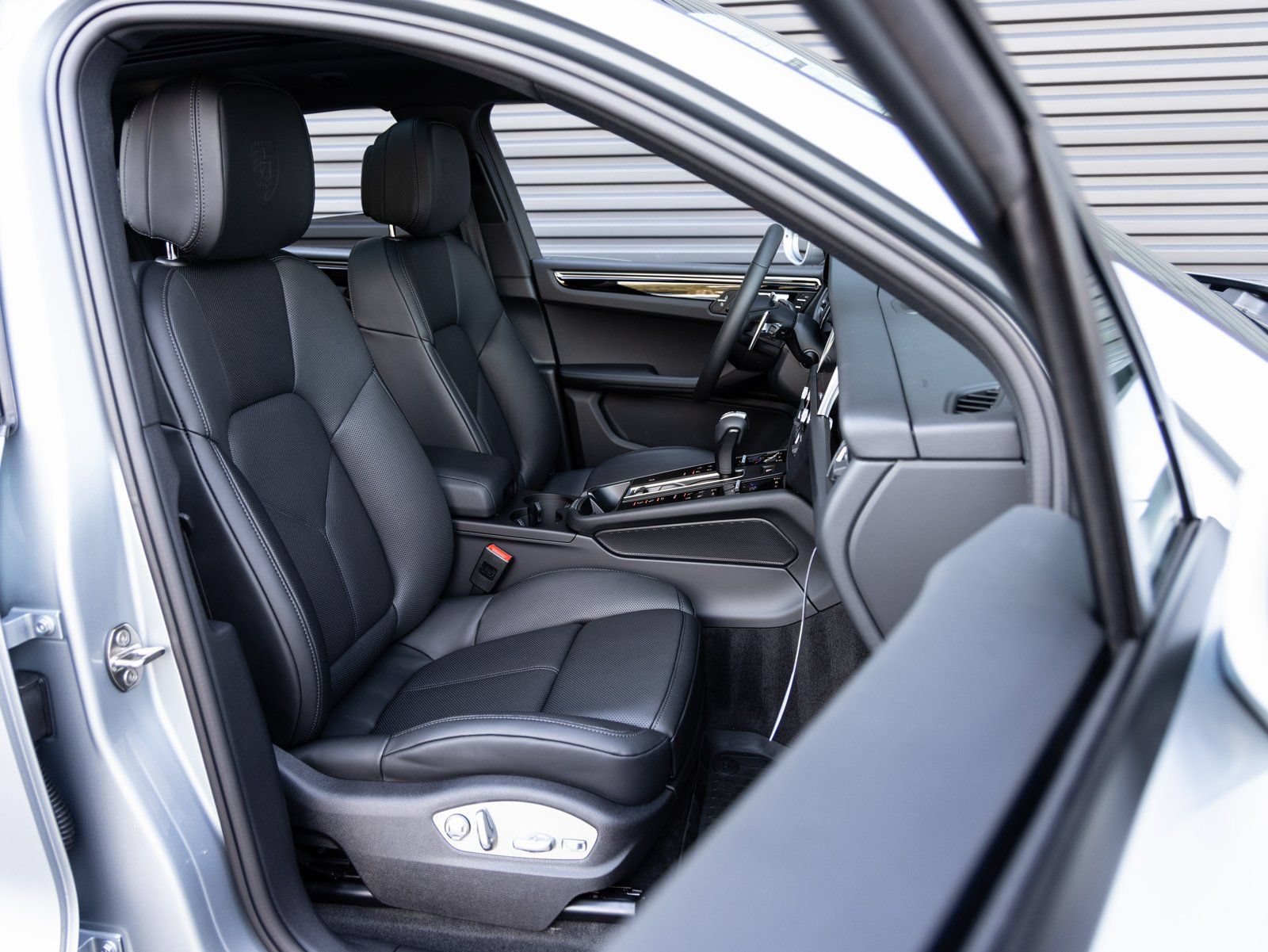 Certified 2026 Porsche Macan AWD/4WD image 32