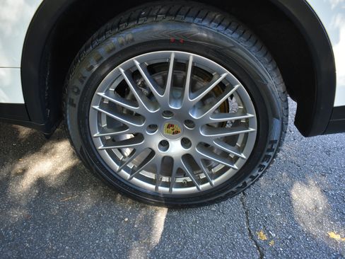 Used 2018 Porsche Cayenne Platinum Edition image 41